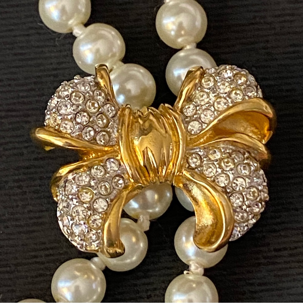 🌹🌹Vintage Givenchy Rhinestone Bow Pearl / Bead enhancer Pendant.